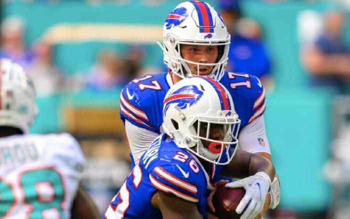 El mariscal de campo de los Buffalo Bills, Josh Allen (17), entrega el balón al corredor de los Buffalo Bills, Devin Singletary (26), durante un partido de fútbol americano de la NFL contra los Miami Dolphins, el domingo 25 de septiembre de 2022 en Miami Gardens, Florida (AP Photo/ Douglas Murray)