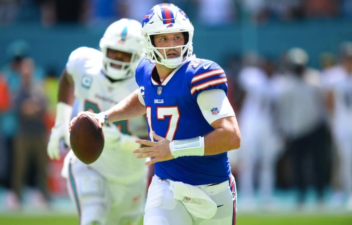 El mariscal de campo de los Buffalo Bills, Josh Allen (17), intenta lanzar el balón durante un partido de fútbol americano de la NFL contra los Miami Dolphins, el domingo 25 de septiembre de 2022 en Miami Gardens, Florida (AP Photo/Doug Murray)