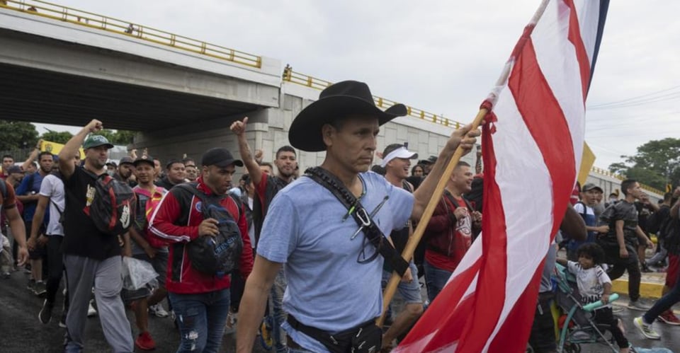 Caravana de más de 15 mil migrantes amenaza a la frontera entre México y EEUU