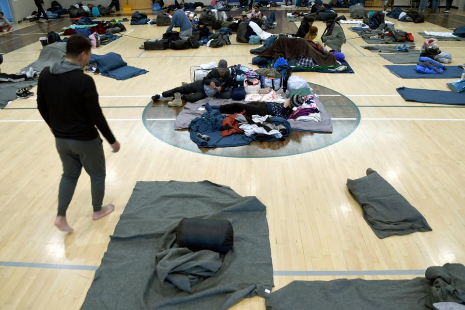 Autoridades amplían a seis meses ayuda para grupo limitado de migrantes