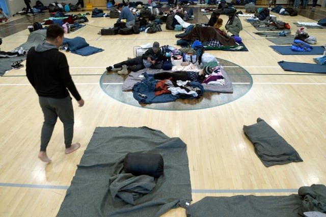 Autoridades amplían a seis meses ayuda para grupo limitado de migrantes