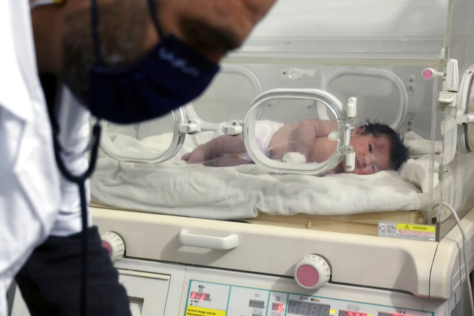 Los milagros del terremoto: Un niño y una recién nacida sobreviven tras la tragedia