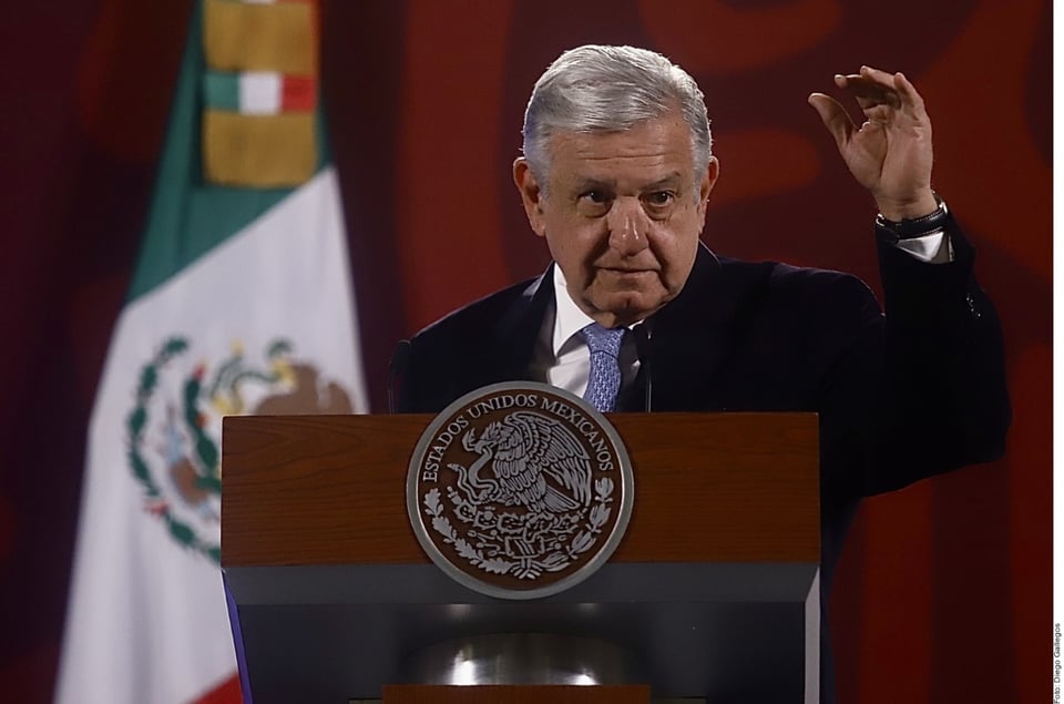 AMLO transporta a mascota de equipo de beisbol en helicóptero de la marina