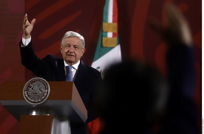 AMLO transporta mascota en helicóptero