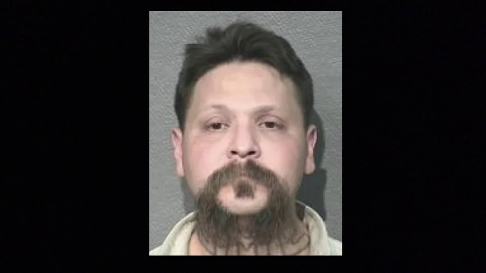Matthew Mireles es acusado de matar a balazos a un perro policía (FOTOS)