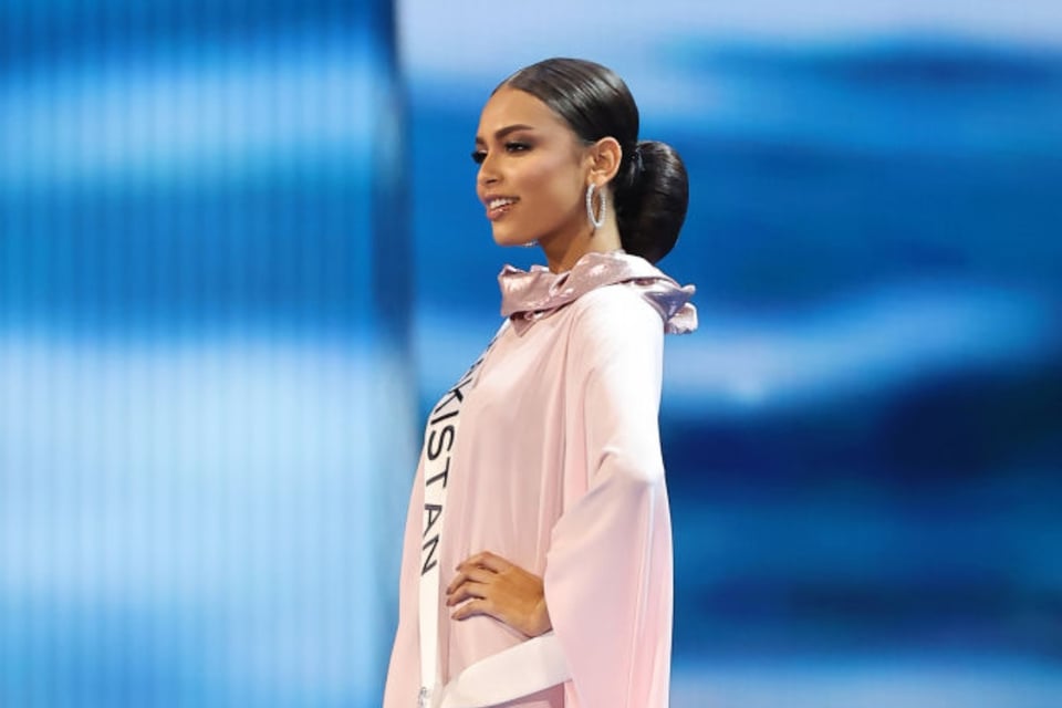 Pakistán, Erica Robin, traje de baño, mono rosa, MundoNow
