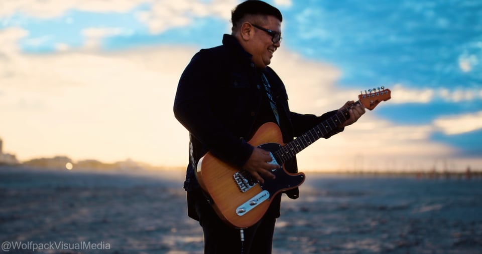 Ramón Canizales rinde honor a Dios con su guitarra eléctrica