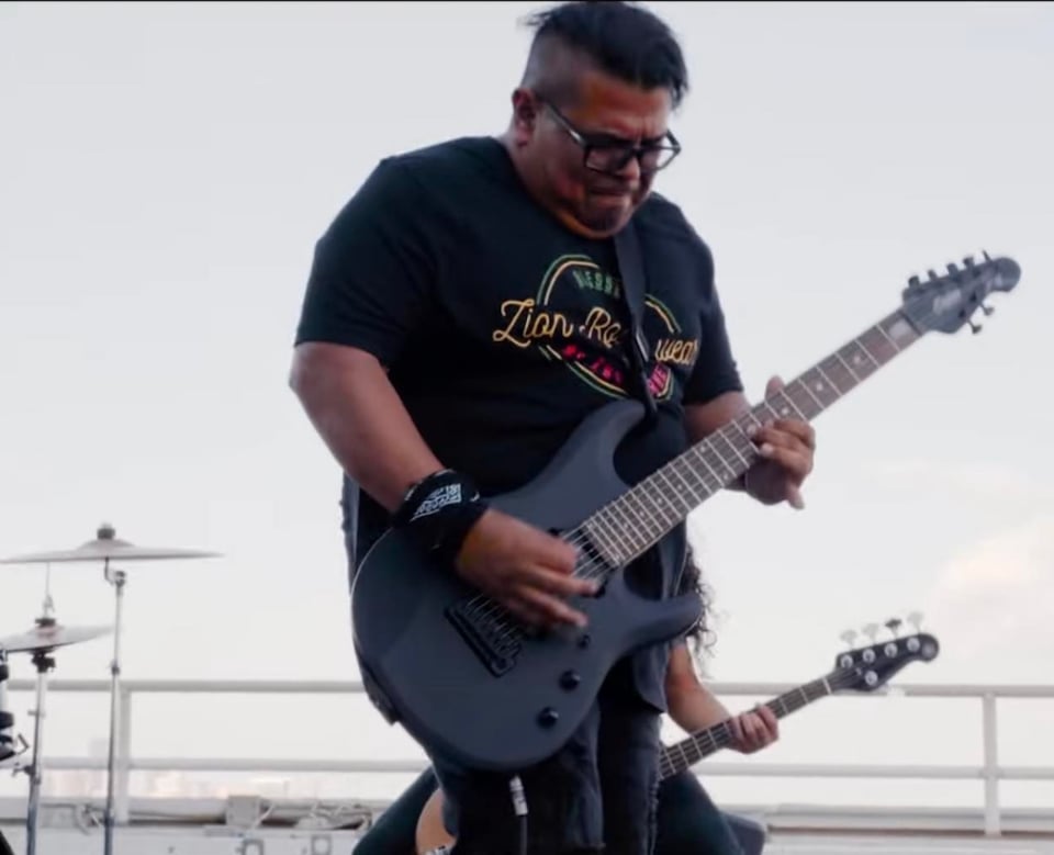 La música de Carlos Santana transformó al jovencito de El Salvador