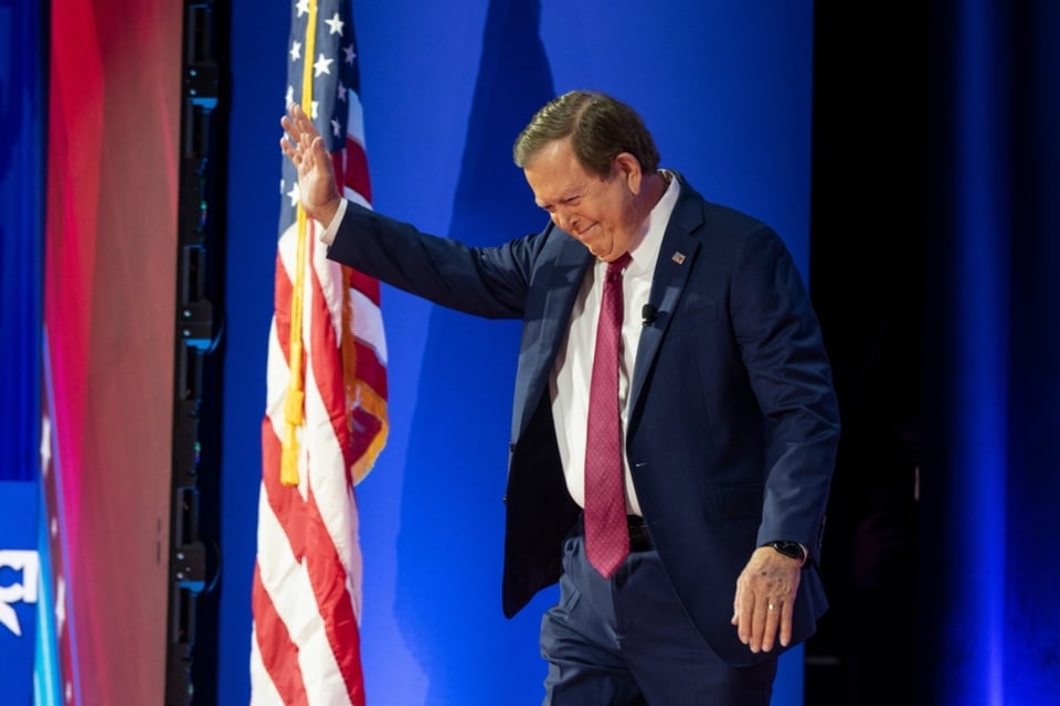 Muere Lou Dobbs, presentador de noticias que apoyaba a Trump