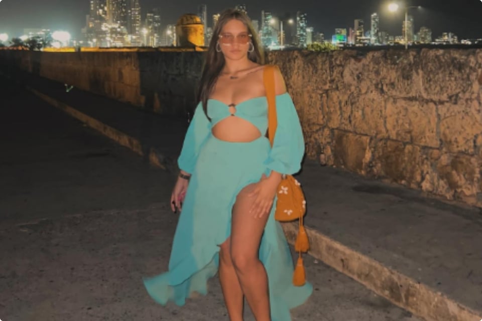 facebook, social media, vestido azul, morena