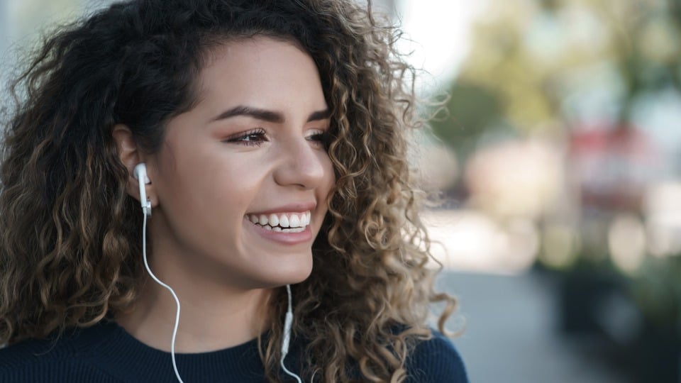 MundoNow lanza nuevo podcast bilingüe Óyenos Audio, dirigido por el titán de la industria Stephen Hobbs
