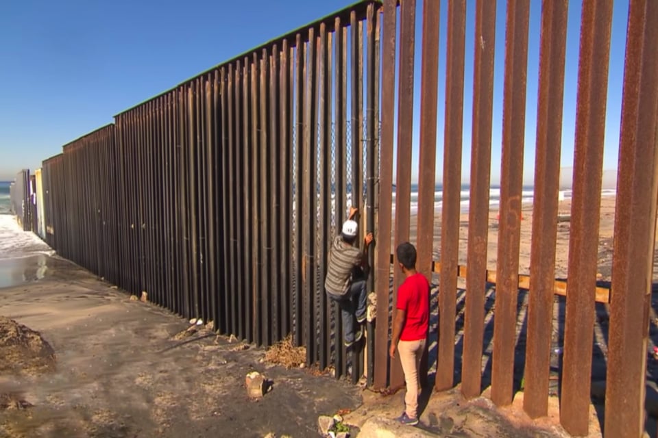 EE.UU. amplía muro fronterizo mientras Trump endurece deportaciones