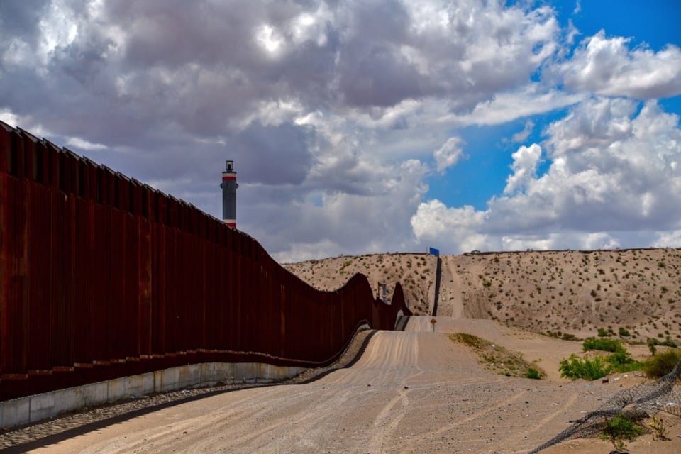 Donald Trump promete continuar la construcción del muro fronterizo con México