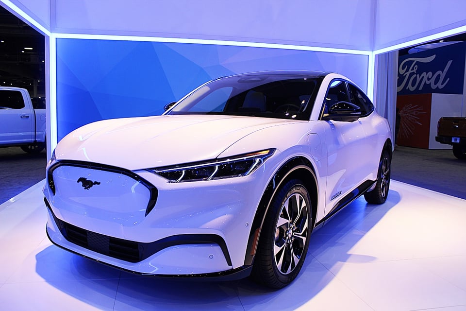 electric Mach-E price, power, performance, rebellion, MundoNOW
