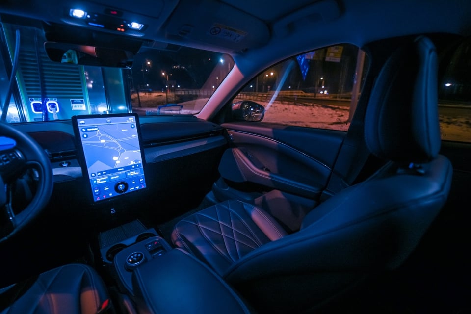 features, touch screen, Apple CarPlay, Android Auto, MundoNOW