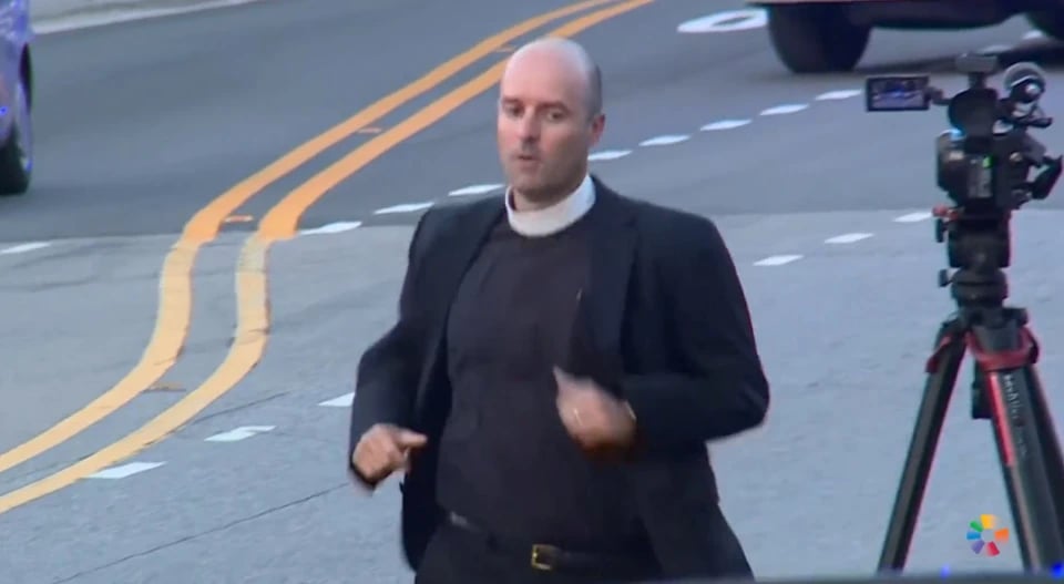 Desgarradora imagen de sacerdote huyendo
