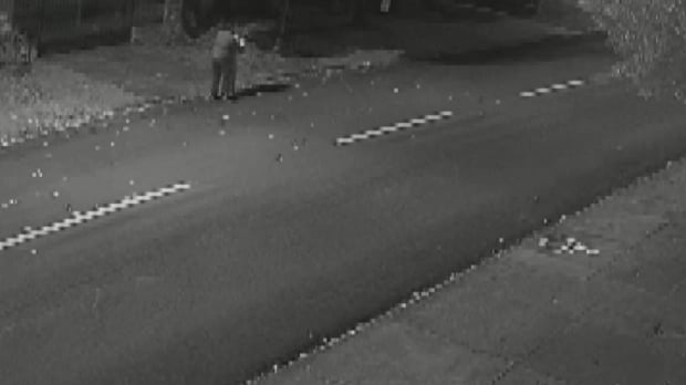 ¡La mujer fue bajada de su auto!