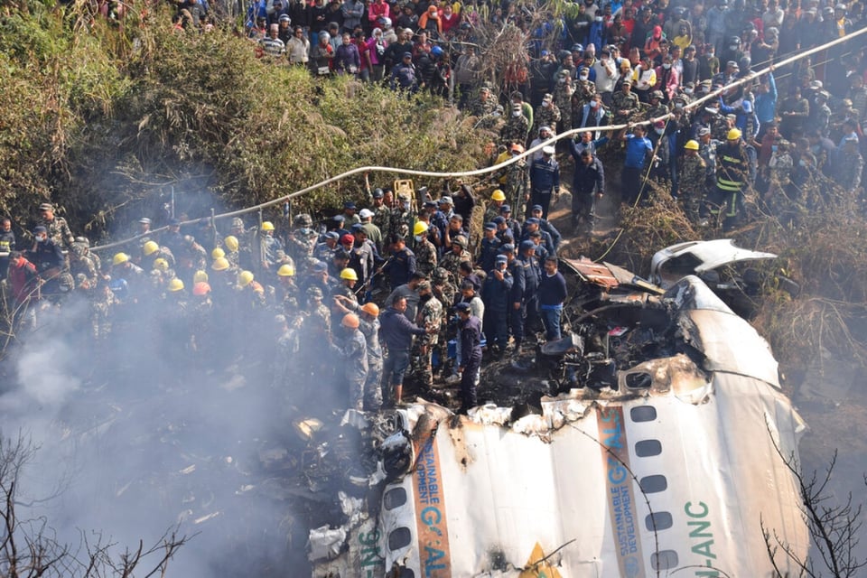 Muestran los últimos momentos de pasajeros en accidente de avión en Nepal (VIDEO)