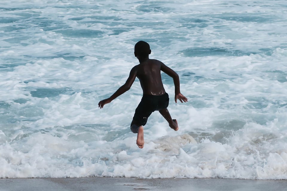 El clima más extraño, Saltar, olas, niño, océano.