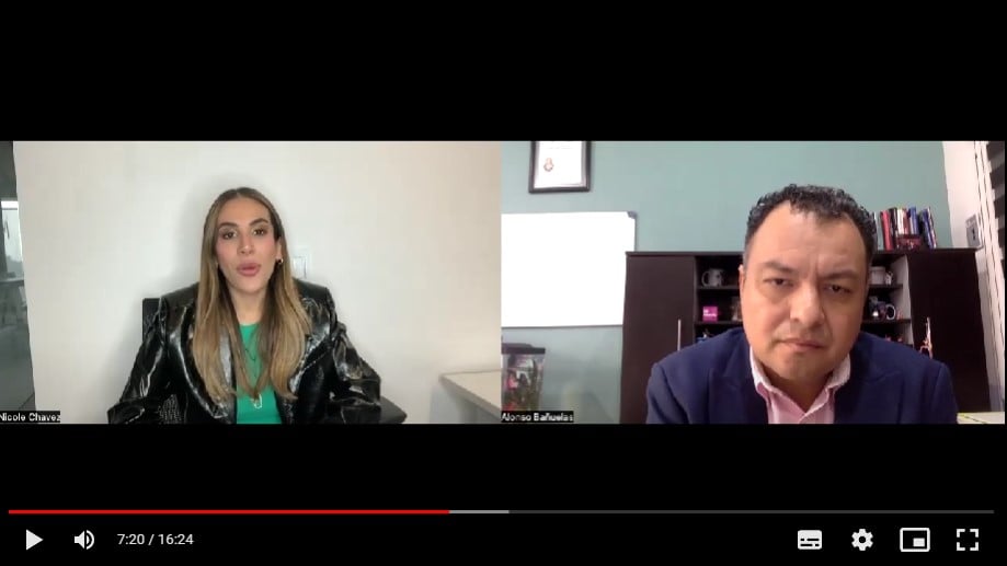 le da cachetada con guante blanco