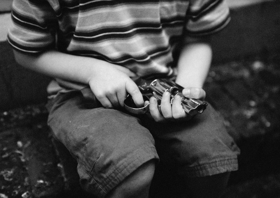 Niño hispano de 8 años jugaba con arma y terminó disparando a su hermanito en Texas