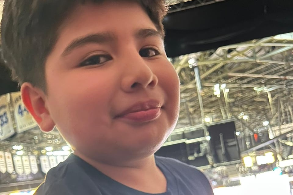 Niño hispano es golpeado y humillado en el bus escolar