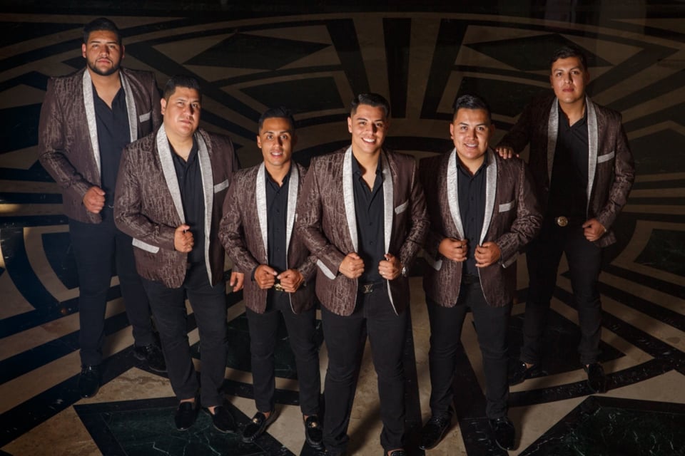 Eduin Caz, vocalista de Grupo Firme, revela cómo supo que su hermano era gay