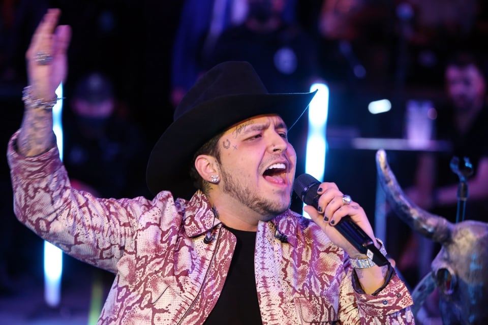 ¿Christian Nodal sufre aparatoso accidente en su coche de lujo? ¿está en peligro de muerte?