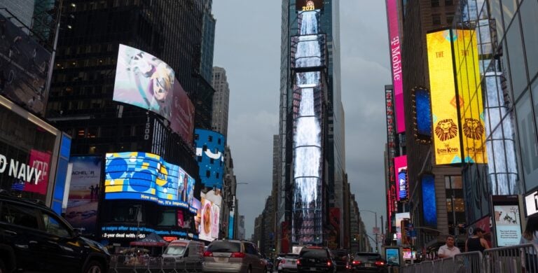 Grúa se incendió y chocó contra edificio, provocando al menos seis heridos en Nueva York
