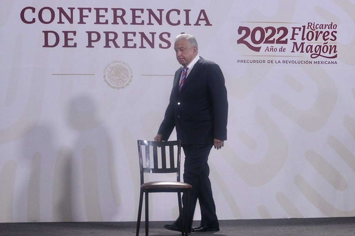 Mujer increpa AMLO avión