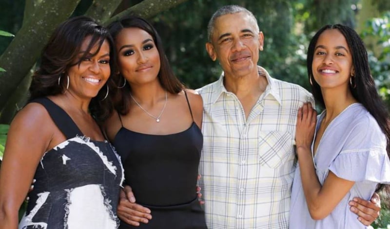 Los Obama y sus hijas son captados en trajes de baño en la playa