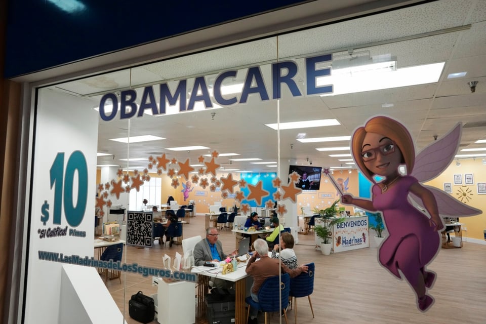 Se espera que más de 100,000 inmigrantes se inscriban en seguro médico en Estados Unidos