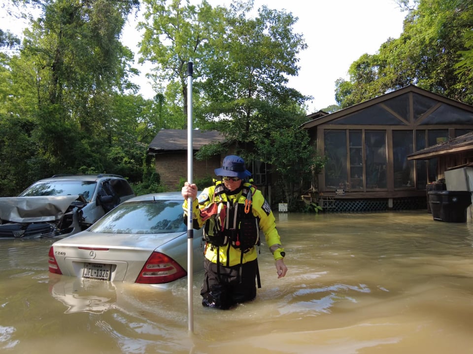 Houston daños tornado, inundación, carros bajo el agua, hombre caminando en inundación, MundoNOW