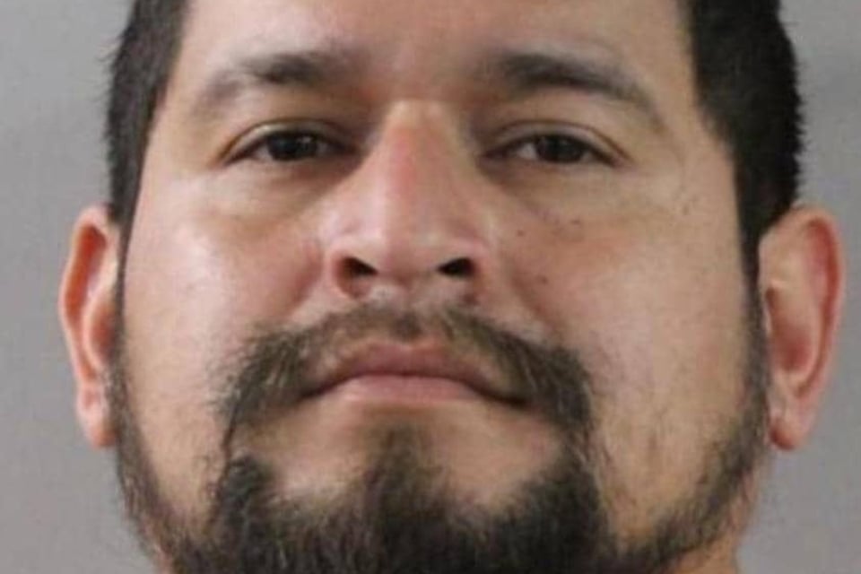 Mexicano arrestado por llevar muy oscuros los vidrios de su auto