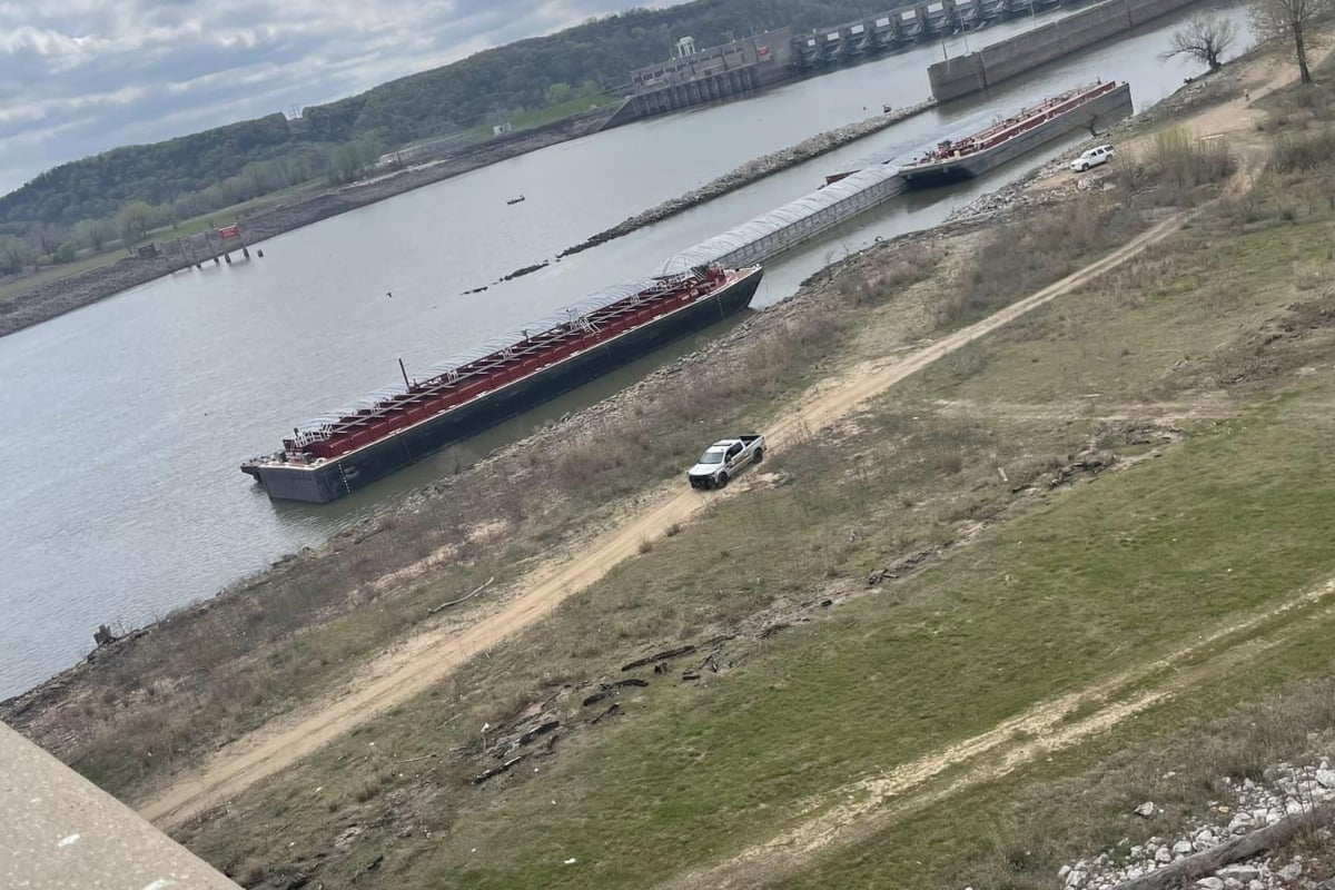 Barcaza golpea puente de Río Arkansas en Oklahoma