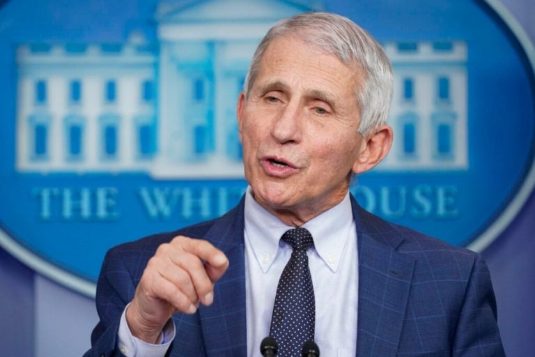 Fauci hace la peor predicción por la variante Ómicron del coronavirus
