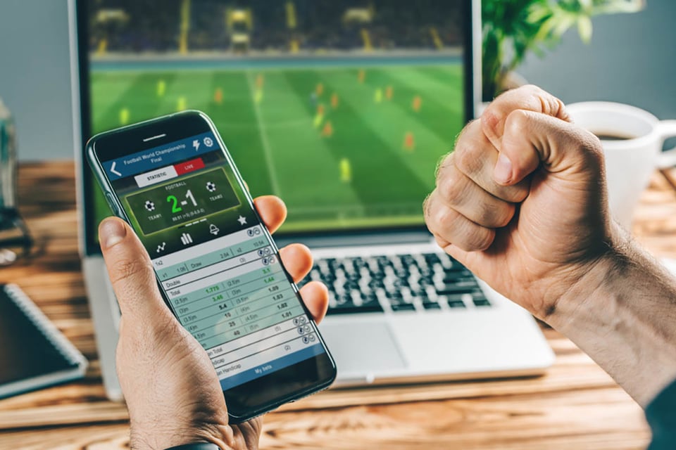 Apuestas en vivo, apuestas en directo, hombre, viendo el partido, MundoNOW