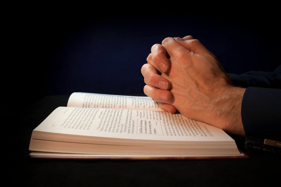 plegaria, biblia, escrituras, palabra de Dios, MundoNow