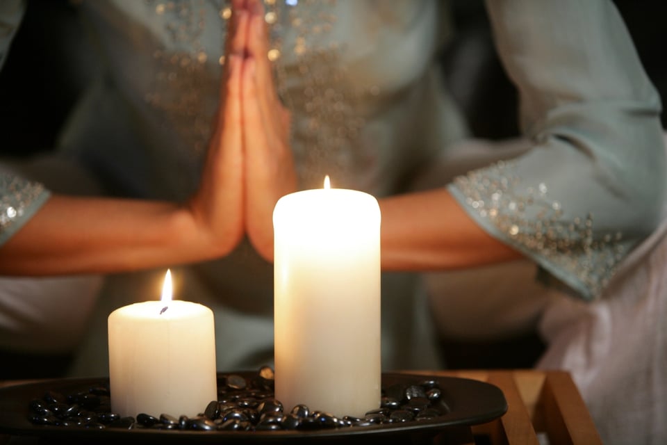 plegarias, oración, velas, fe, pedir, MundoNow