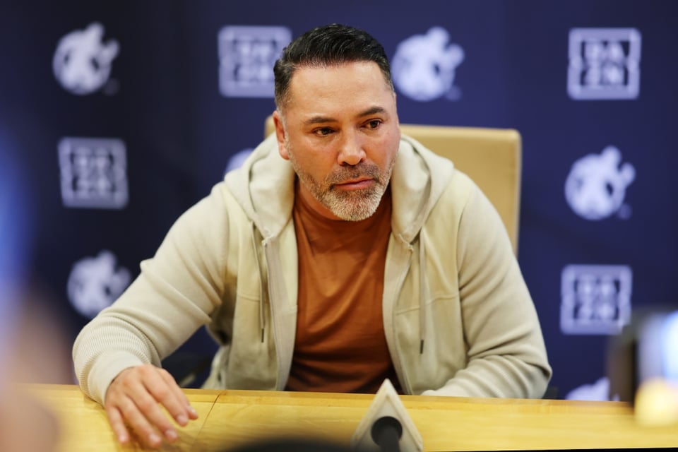 Oscar de la Hoya aparece sin ropa mientras plancha