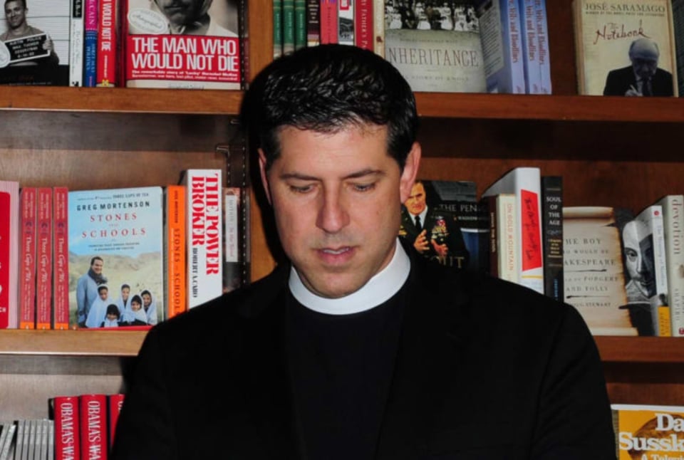 El padre Alberto devastado manda mensaje tras la muerte de Benedicto XVI