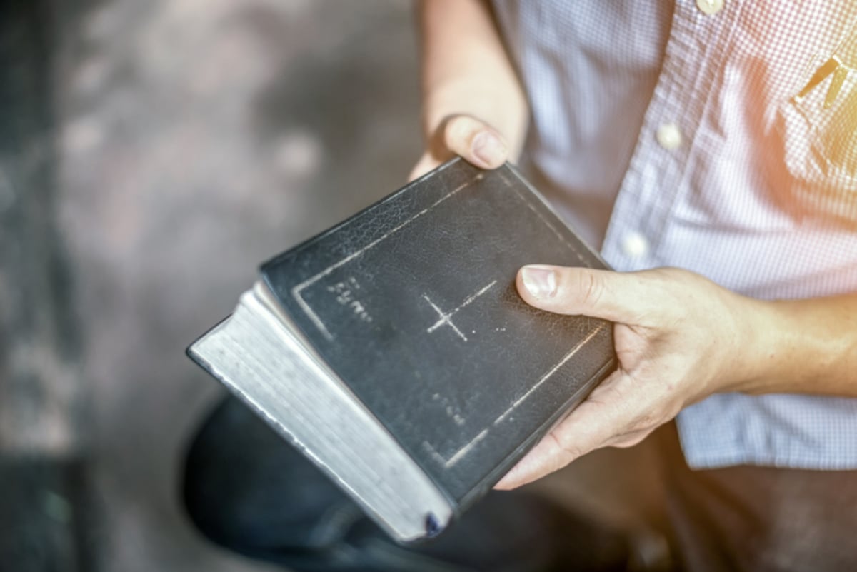 Pastor predica palabra motel