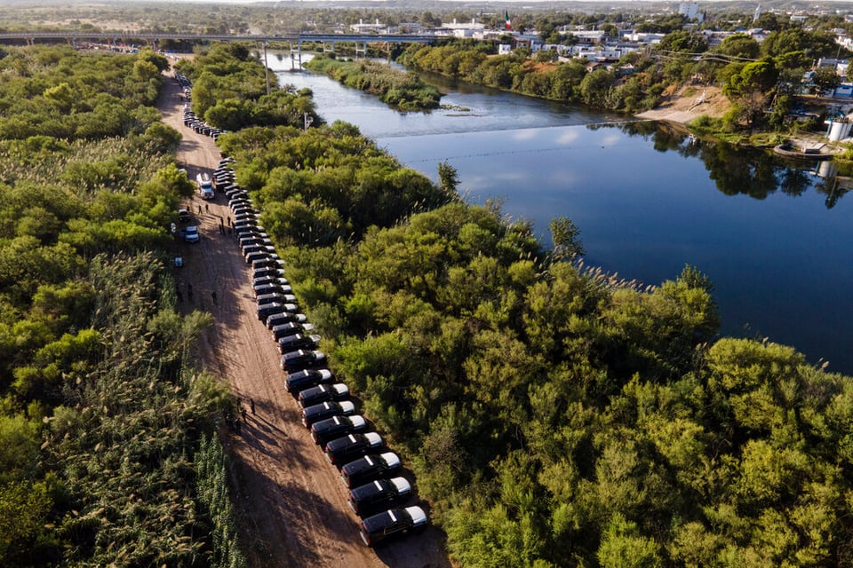 Rescatan migrantes río Bravo