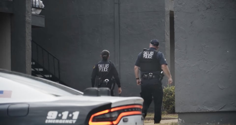two police officers, 911 call, Dallas Police Department, police, MundoNOW