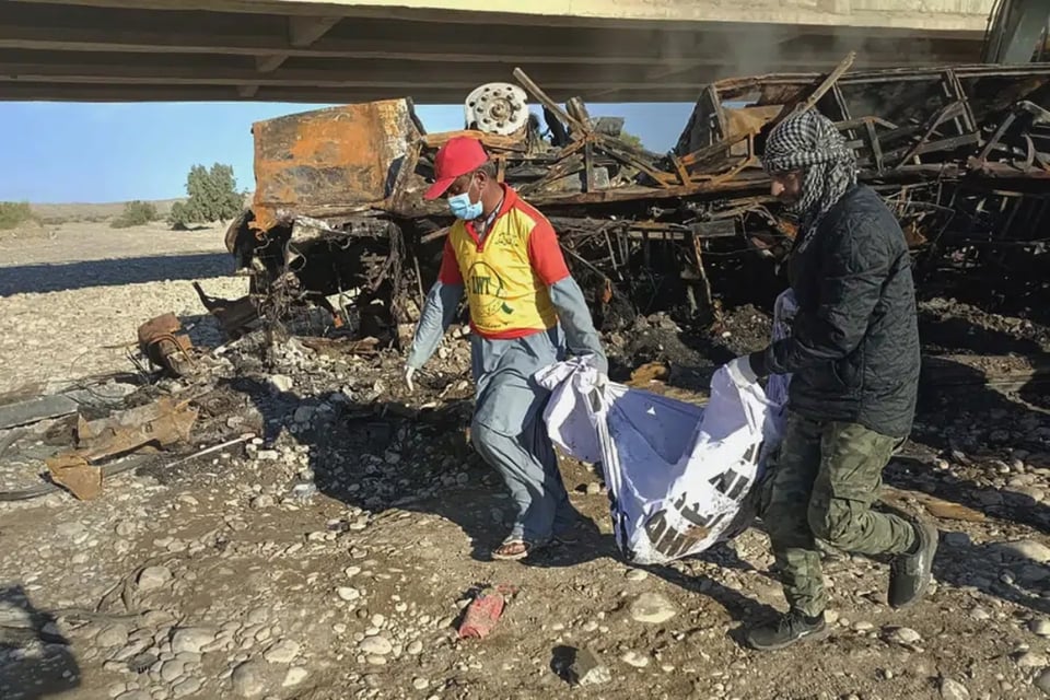 Mueren 40 personas tras caer autobús de barranco y aseguran que se «quemaron vivas» en Pakistán