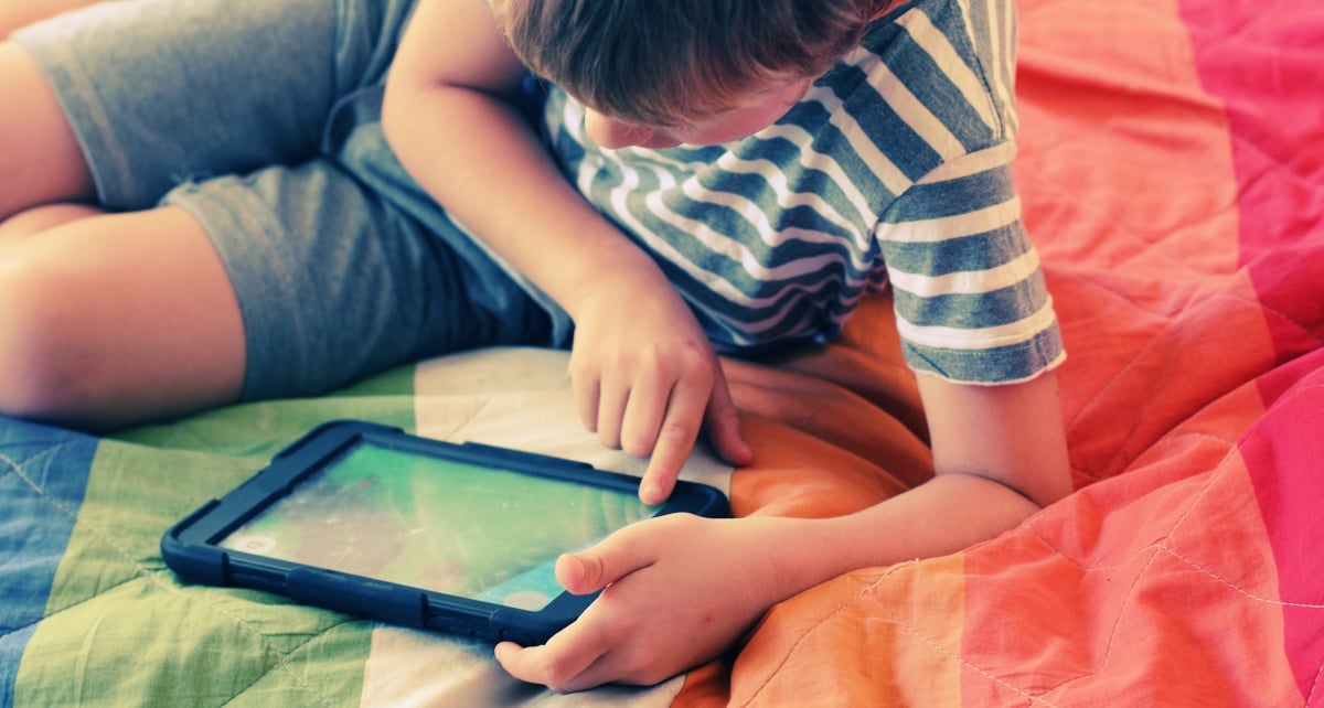 Advierten sobre el daño que causa a los niños pasar tanto tiempo frente a una pantalla