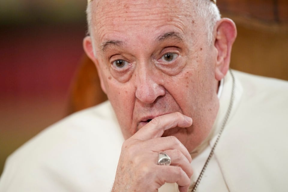 Informan estado de salud del Papa Francisco desde el hospital: «Mejora de forma progresiva» featured image