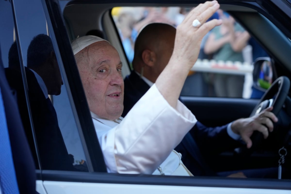 Tras operación, el papa Francisco sale del hospital «mejor que antes»