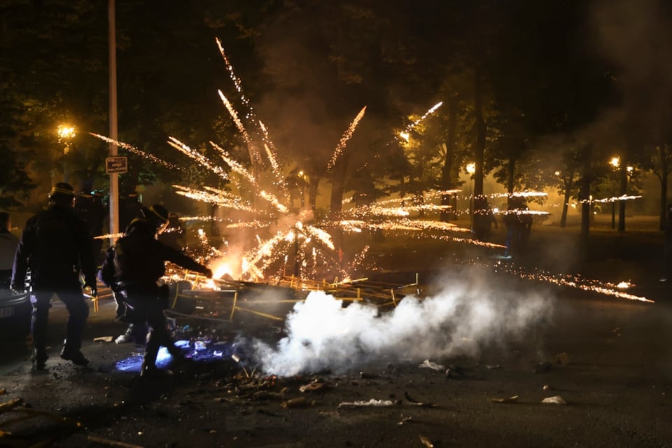 Irrumpen en lugar lleno de armas