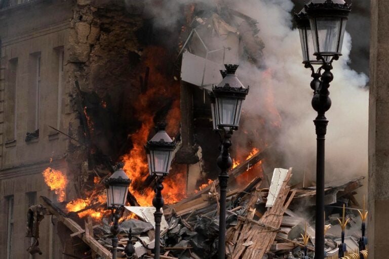 Explosión en edificio de París provoca enorme incendio
